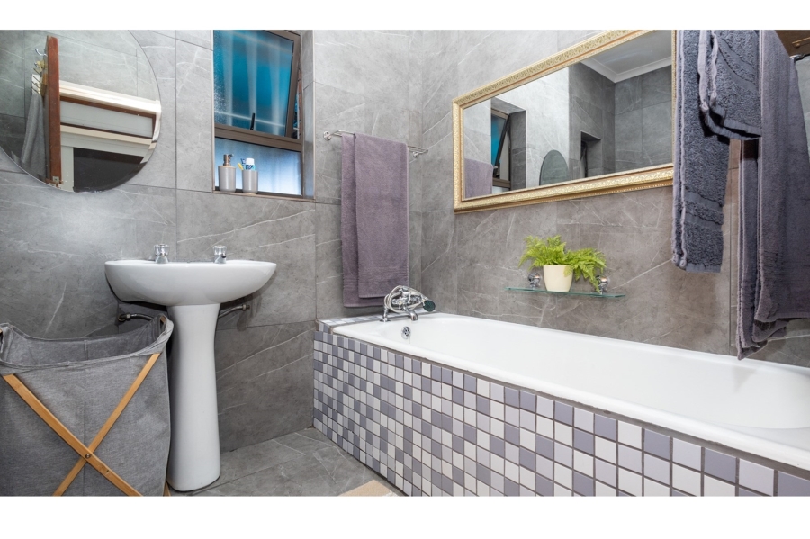 5 Bedroom Property for Sale in Avondale Western Cape